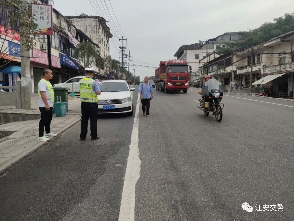 近日,有市民抖音反映江红路夕佳山中学附近路段有家面馆每日早上吃面
